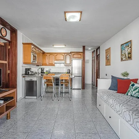 -2 Minute From The Beach. Apartment *