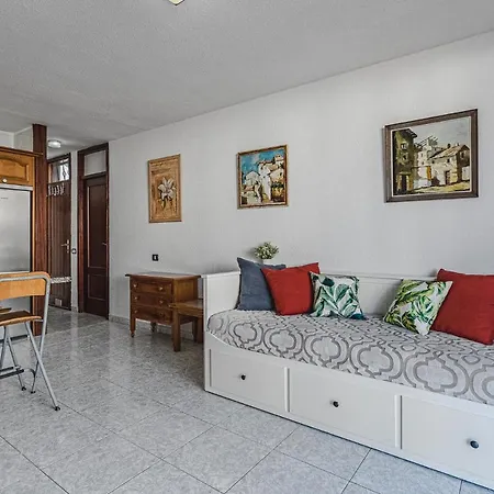 -2 Minute From The Beach. Apartment *