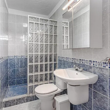 Apartment -2 Minute From The Beach.